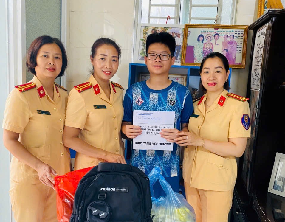 Hội Phụ nữ - Phòng Cảnh sát Giao thông tiếp tục thực hiện chương trình “Mẹ đỡ đầu”, thăm hỏi và tặng quà con nuôi Nguyễn Trung Hiếu